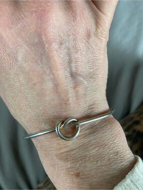 Elegant Silver Knot Cuff Bracelet - Classic Women Jewelry